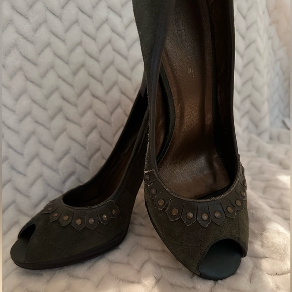 BCBGIRLS Army Green Suede with Pewter details Peep Toe Heels - Size: 6 - Picture 7 of 8